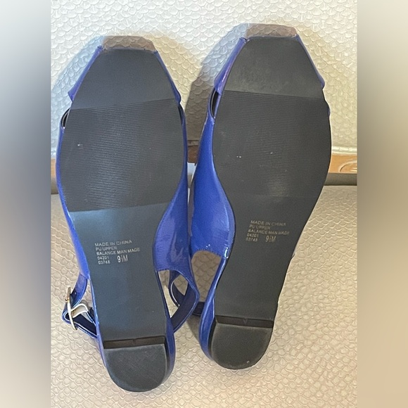 Newport News Sapphire Blue Leather Toe Open Low Sandal sSize 9.5 M - Picture 8 of 8